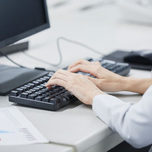 デスクワーク　肩こり　腰痛