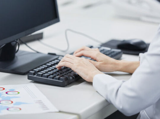 책상 작업 어깨 결림 요통