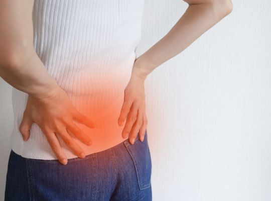 서 있으면 허리가 아프다.